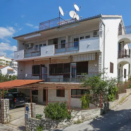 Apartman Leila *